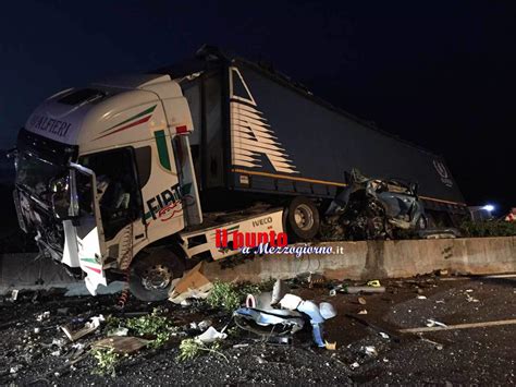 Salto Di Corsia Di Un Tir SullA1 Tra Pontecorvo E Ceprano Tragedia