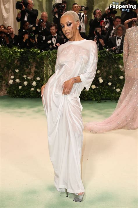 Doja Cat Flashes Her Nude Tits At The Met Gala Photos