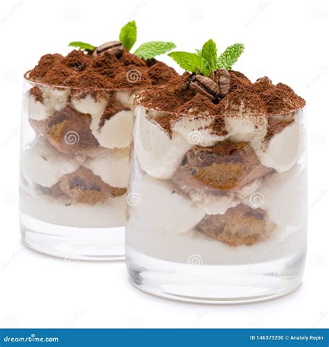 Dos Porciones Del Postre Cl Sico Del Tiramisu En Un Vidrio Aislado En