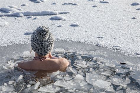 Se Baigner Dans Une Eau Glaciale Bienfaits Et Risques Pour La Sant