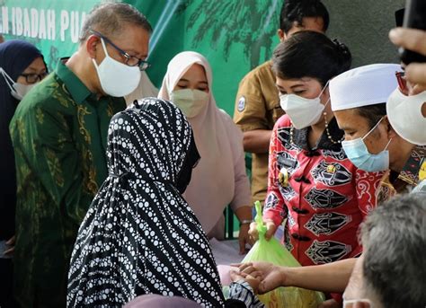 Operasi Pasar Sebar 1 000 Paket Gratis Di Singkawang Media Center