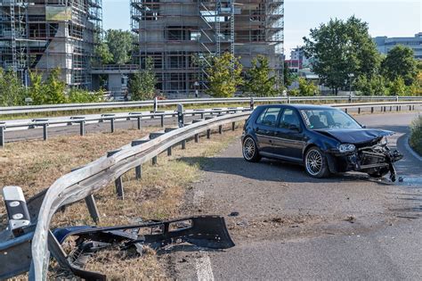 Unfall Auf Der B10 Bei Karlsruhe Golf Kracht Mit Voller Wucht In