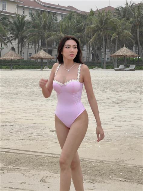 Hoa hậu Thùy Tiên khoe đường cong hút mắt với bikini sao