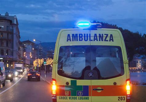 Va Fuori Strada E Resta Bloccato Nell Auto In Bilico Su Una Scarpata A