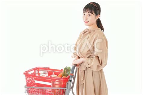 スーパーで食料品の買い物をする若い女性 No 24451610｜写真素材なら「写真ac」無料（フリー）ダウンロードok