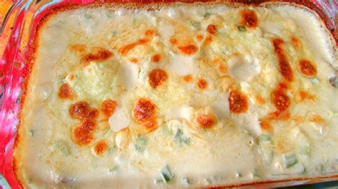 Filé de peixe ao molho branco gratinado delicioso e fácil de fazer em casa