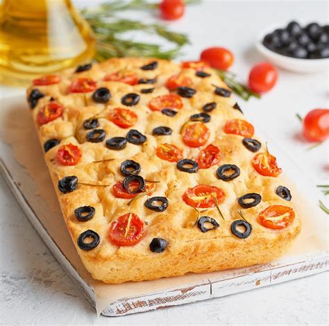 Focaccia de aceitunas y tomate receta tradicional FÁCIL