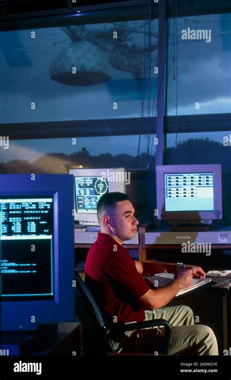 Sala de observación de Arecibo El astrónomo Pedro Torres trabaja en la