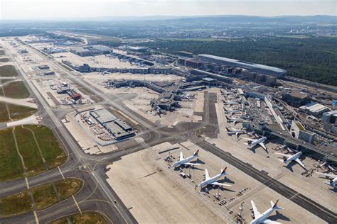 Andrang Flughafen Karlsruhe Baden Baden Knackt Fast Rekord