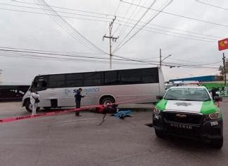 Motociclista choca contra un camión y muere