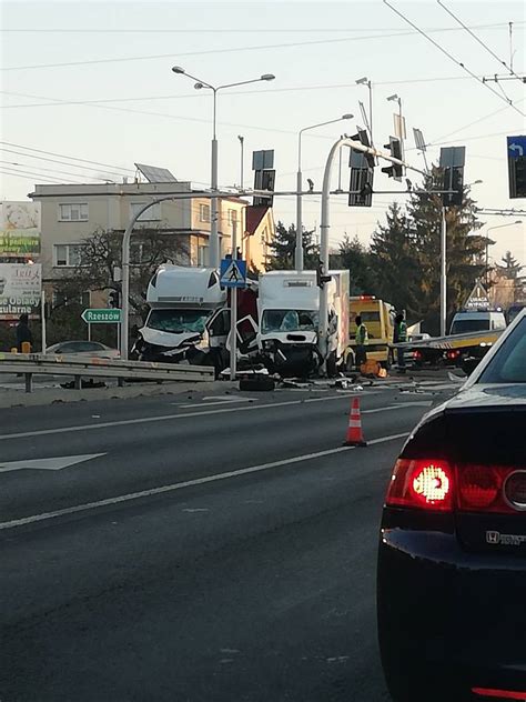 Wypadek na skrzyżowaniu al Kraśnickiej z ul Bohaterów Monte Cassino