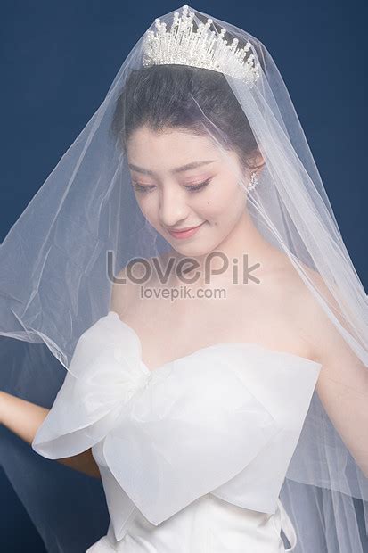 머리에 두사를 쓰고 웨딩드레스를 입은 신부 사진 무료 다운로드 Lovepik