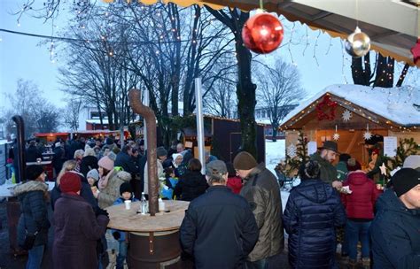 Nikolausbesuch beim Künzinger Weihnachtsmarkt