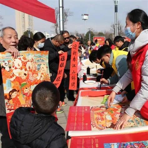 创建全国文明城市 昭阳区新时代文明实践中心举办“赏年画过大年 写春联送祝福”活动昭通群众昭阳区