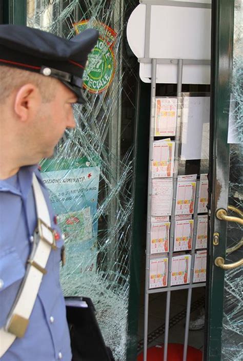 Spaccata Al Ristorante Con Un Tombino Preso Dalla Strada Un Bandito