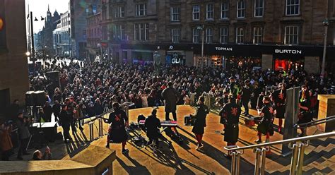 Fans Desperate For Tom Walker To Release Song With Red Hot Chilli Pipers After Glasgow Busking