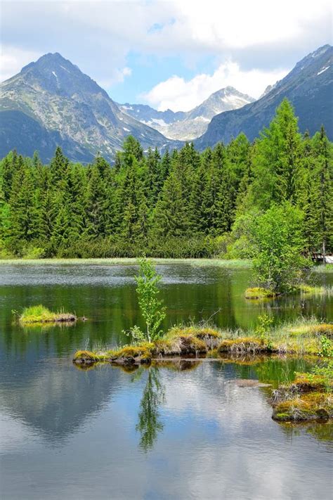 Krajobraz Wysokich Gór Tatrzańskich Jezioro Velicke Pleso Wodospad