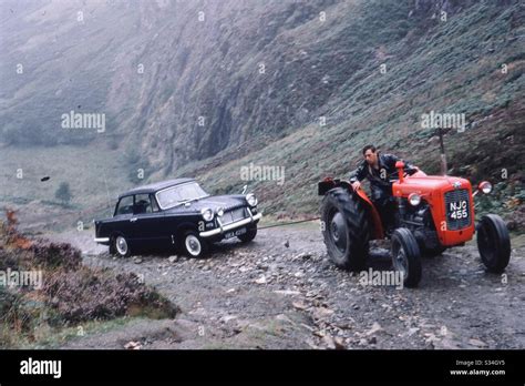 Auto wird gezogen Fotos und Bildmaterial in hoher Auflösung Alamy