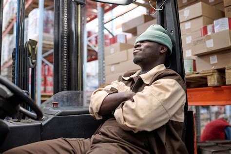 Jeune Conducteur Africain De Chariot L Vateur Assis Sur Le Si Ge Et Se