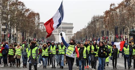 Frances Yellow Vest Protesters Hit Paris Streets For Fifth Week