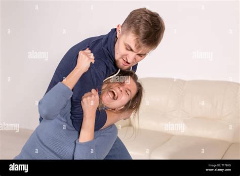 Hombre Pegando A La Mujer Fotograf As E Im Genes De Alta Resoluci N Alamy