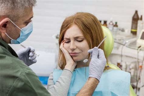 Mulher Que Sofre Da Dor De Dente Problema Dental Foto De Stock