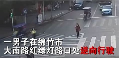 男子路口逆行還提速強行衝擊卡點 將民警拖倒在地後逃逸 壹讀