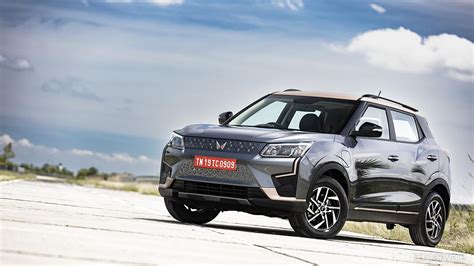 XUV400 Left Front Three Quarter Image, XUV400 Photos in India - CarWale