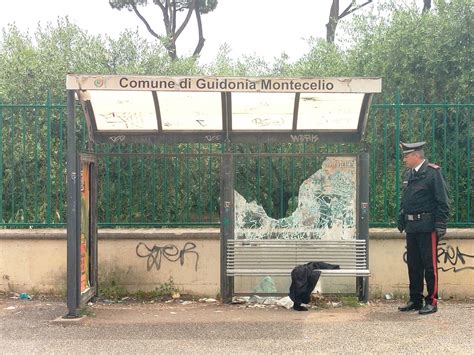 Guidonia 14enni Distruggono Una Pensilina E Puntano La Pistola Contro