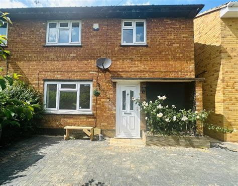 Bank Close Hockwell Ring Luton Lu4 4 Bed End Of Terrace House £