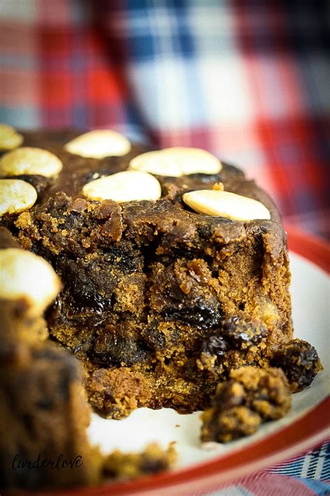 An easy recipe for Dundee Cake, a traditional cake of Scotland