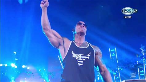 Entrada The Rock Regresa A Wwe Wwe Day Raw En Espa Ol