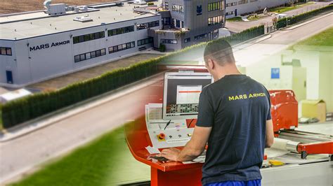Обслужващ работник, промишлено производство – кроялно оборудване