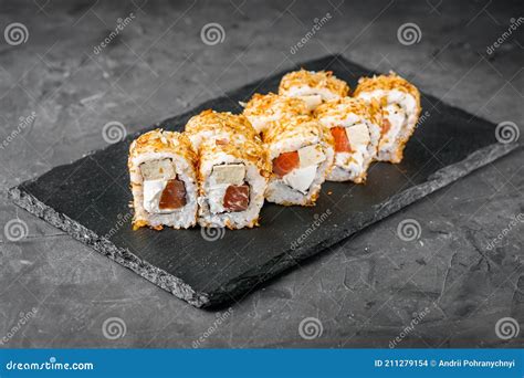 Apetitoso Rollo De Sushi Con Queso De Atún Y Tofu En Un Plato De Piedra