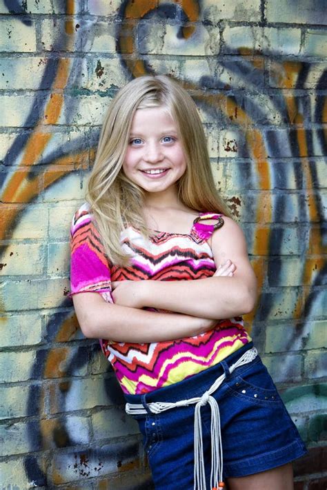 Petite Fille Blonde Mignonne Au Mur De Graffiti Photo Stock Image Du Graffitis Rose