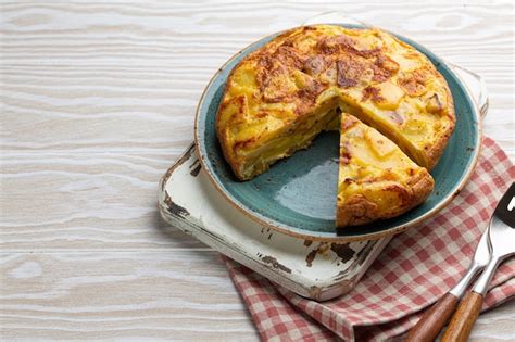 Tortilla Espagnole Maison Avec Une Tranche Coupée Omelette Avec