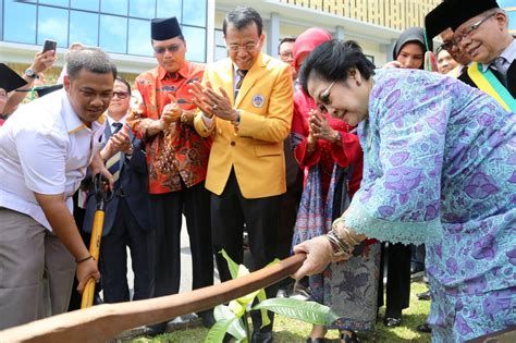 Kampus Go Green Megawati Tanam Pohon Manggis Di Halaman Rektorat Unp