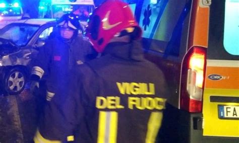 Si Ribaltano Con Lauto Due Giovani Feriti Uno Grave Sr