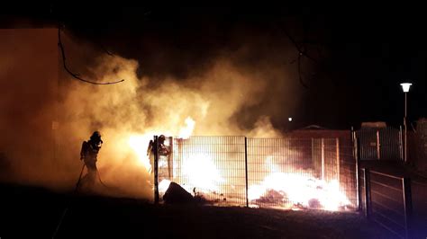 In Steinhagen sind in der Nacht mehrere Mülltonnen in Brand geraten