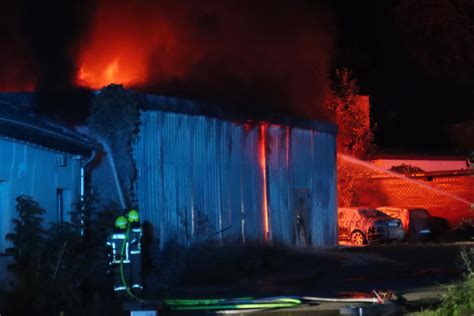 Berlin Lagerhalle In Lichterfelde In Flammen Gro Einsatz Der Feuerwehr