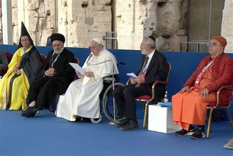 Papa Al Colosseo Governanti Si Chinino Ad Ascoltare Il Grido Pace