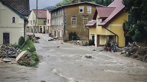 Jak długo potrwa odbudowa zniszczonej przez powódź infrastruktury