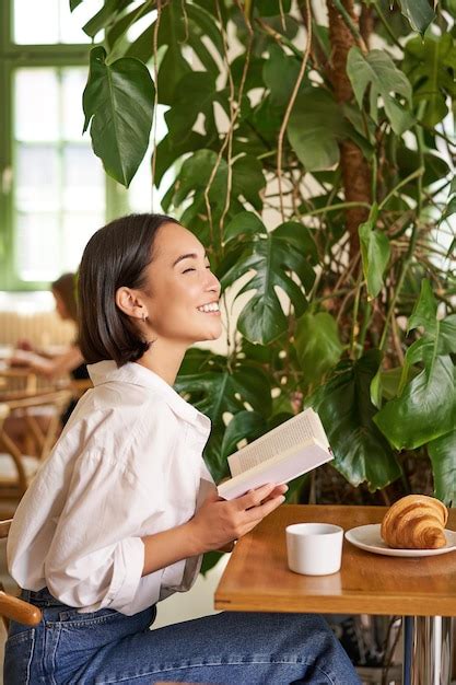 Plan Vertical Dune Fille Brune Asiatique Assise élégante Avec Un Livre