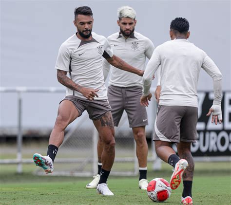 Raniele Yuri Alberto E Matheus Bidu Durante Treino Do Corinthians No