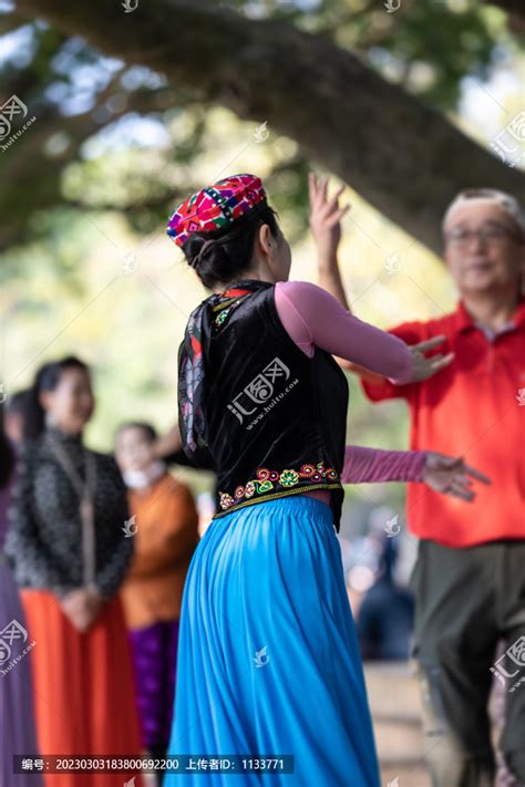 人文街拍新疆舞生活场景人物百态摄影素材汇图网