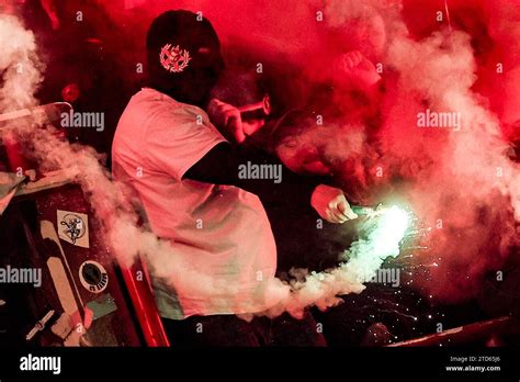 Los Seguidores De Standard Fotografiaron Durante Un Partido De F Tbol