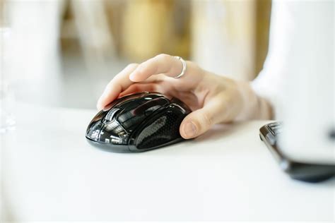 What Is The Difference Between An Ergonomic and Ambidextrous Mouse? - Goldtouch