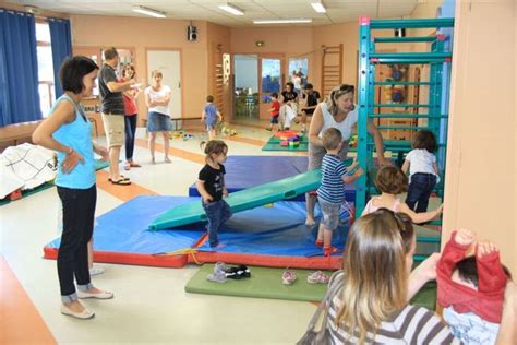 Les petits nouveaux de la maternelle découvrent leur école