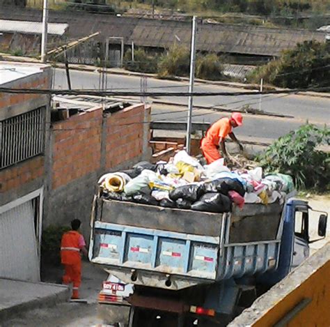 Prefeitura realiza coleta de lixo em caminhão báscula Jornal Virou