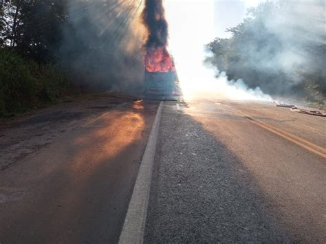 Caminhão carregado enxofre pega fogo e interdita BR 251 em Montes